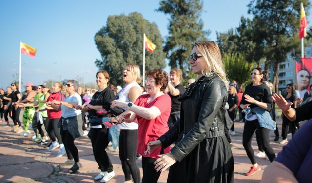 Başkan Mutlu da katıldı... Konak'ta kadınlardan zumba dansı!