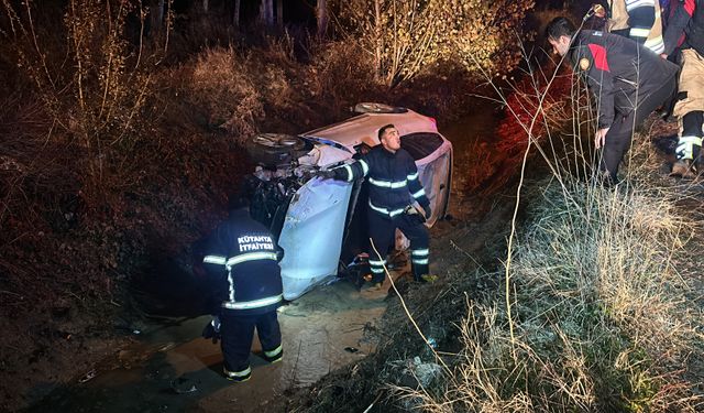 Otomobil su kanalına düştü... Sürücüyü itfaiye kurtardı!