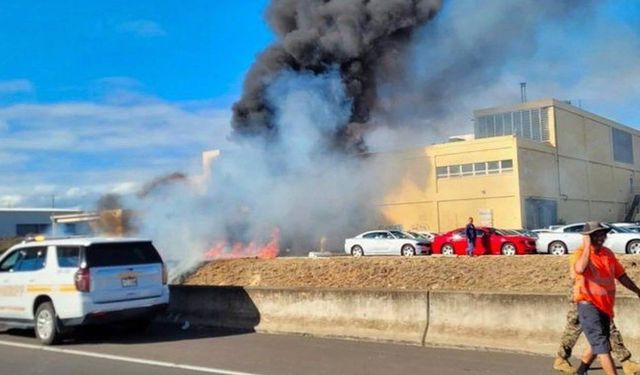 ABD’de uçak binaya çarptı: 2 kişi hayatını kaybetti