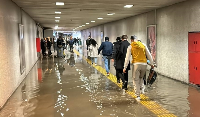 Metro istasyonunu kanalizasyon suyu bastı!