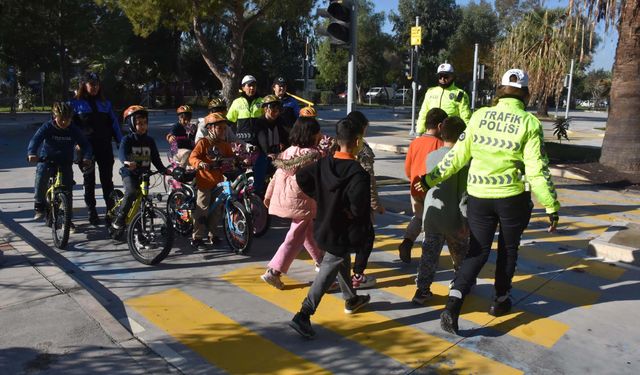 Şehit polis eşi adına kurduğu dernekle öğrencilere trafik eğitimi veriyor