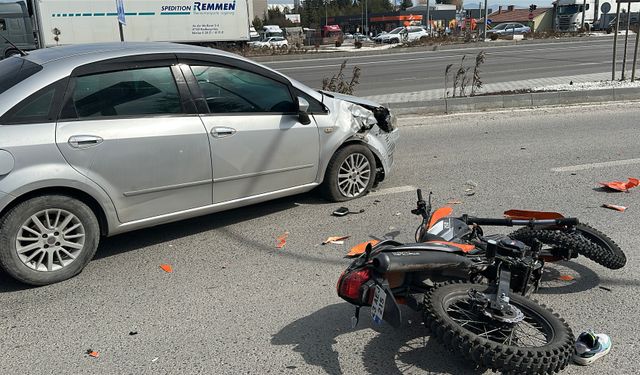 Otomobille çarpıştı... Motosiklet sürücüsü ağır yaralandı