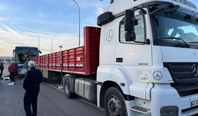 Kütahya'da yolcu otobüsü TIR'a çarptı: 16 yaralı