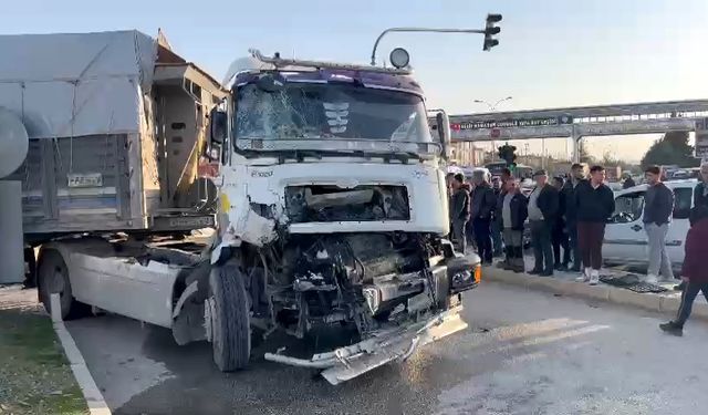 TIR ile midibüs çarpıştı: 5 yaralı