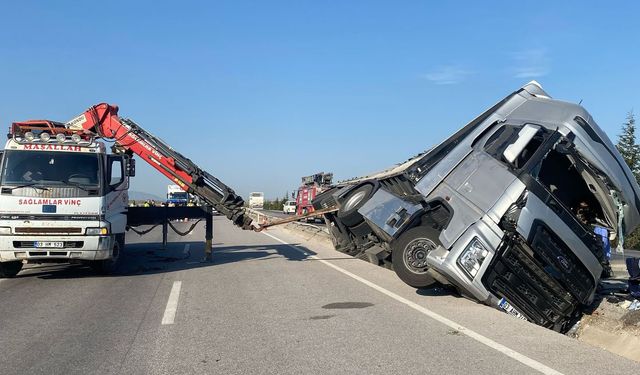 Beyaz eşya yüklü TIR devrildi: 2 yaralı