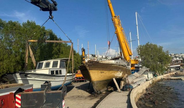 2 yıldır yarı batık haldeydi... Vinçle çıkarıldı!