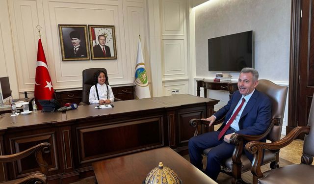 İzmir Valisi Elban, makamını 4'üncü sınıf öğrencisine devretti