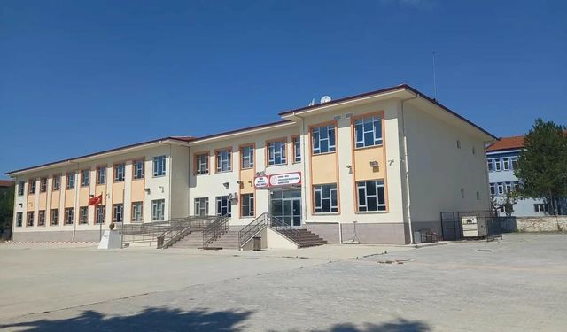 Gıda zehirlenmesi: 19 öğrenci hastanelik!