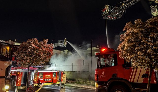 Pendik'te fabrika yangını: Söndürüldü!