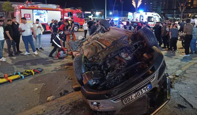 Otomobil, park halindeki 3 araca çarpıp devrildi: 2 can kaybı