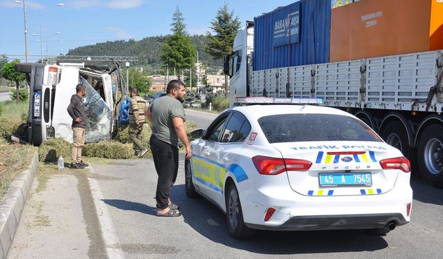 Takla atan kamyonetin sürücüsü yaralandı