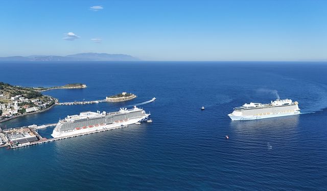 Kuşadası'na 3 kruvaziyerle 8 bin 560 turist geldi