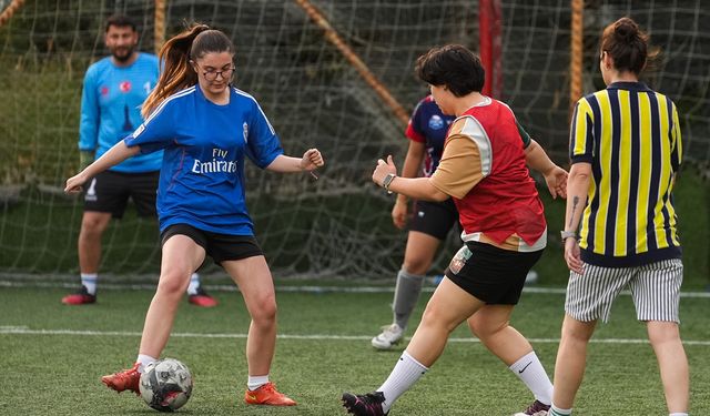 İzmirli kadınların halı saha maçında: Kaybeden yok
