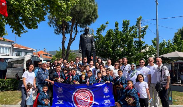 Aliağa’nın Yıldızlar Halk Oyunları ekibi Ege'de birinci