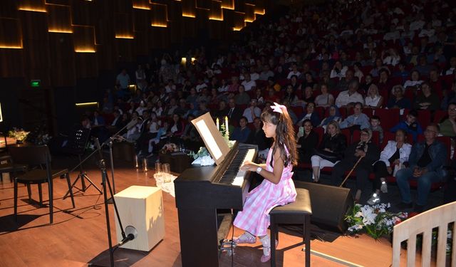 Dikili’de miniklerin konserine büyük ilgi