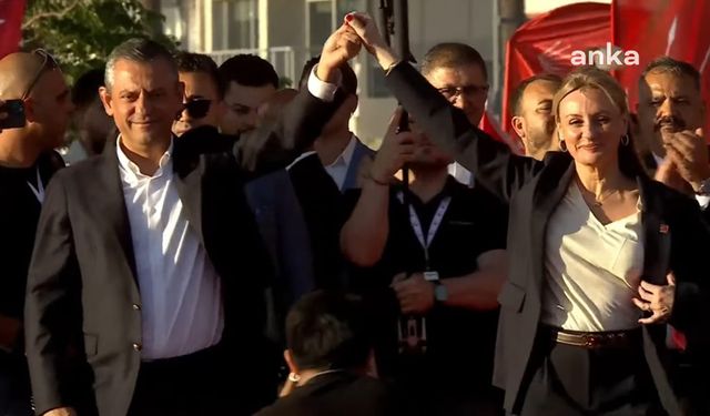 CHP'nin yeni vekili sahnede... Rozet mitingde takıldı!