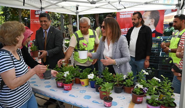 Manisa Büyükşehir'den Anneler Günü'nde çiçek dağıtımı