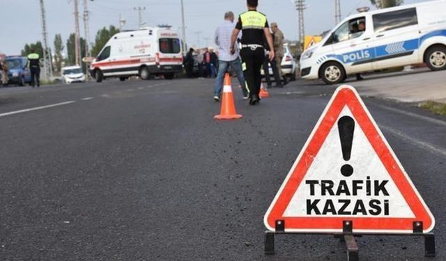 Otomobil traktöre çarptı: 1 kişi öldü, 4 kişi yaralandı