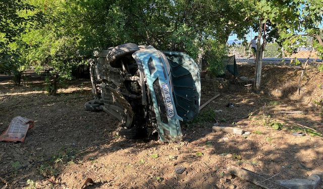 Bahçeye devrilen otomobilin sürücüsü alkollü çıktı: 4 yaralı