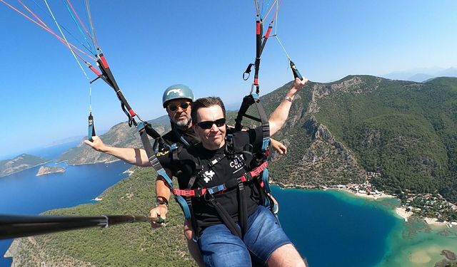 Görme engelli turist, Babadağ'dan yamaç paraşütüyle uçtu