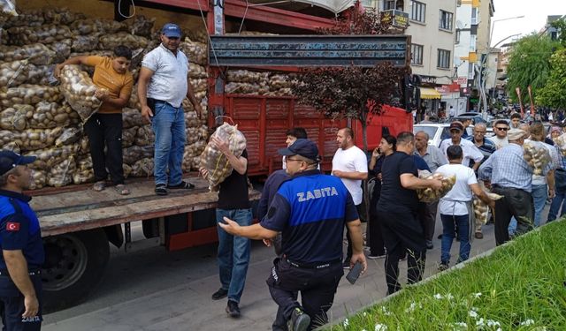 Afyonkarahisar'da 20 ton patates ücretsiz dağıtıldı