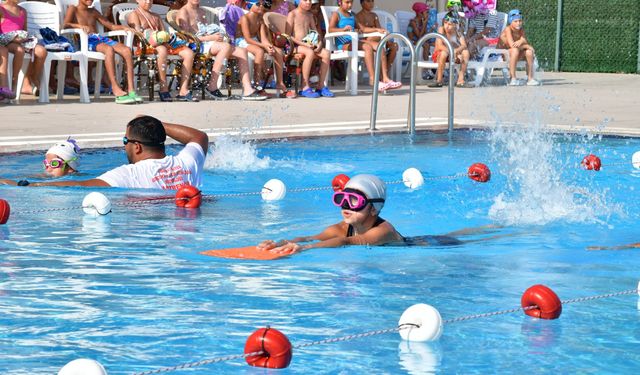 Çiğli'de yüzme şenliği ve madalya töreni