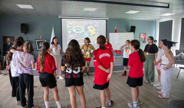 Güzelbahçe Belediyesi’nden  Kız Futbol Takımına “Biraz Konuşalım mı?” Eğitimi