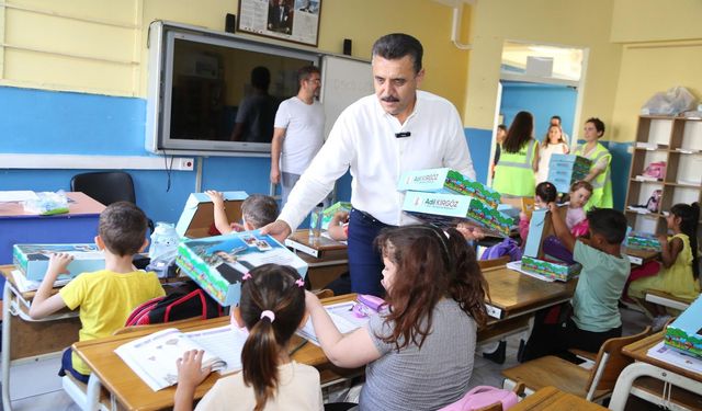 Dikili'de öğrencilere eğitim seti desteği