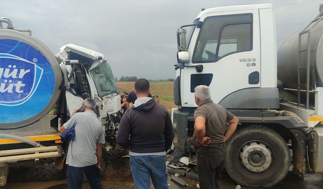 İzmir'de süt kamyonları çarpıştı: 1 yaralı