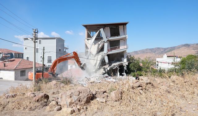 Bayraklı’da kaçak yapılara geçit yok