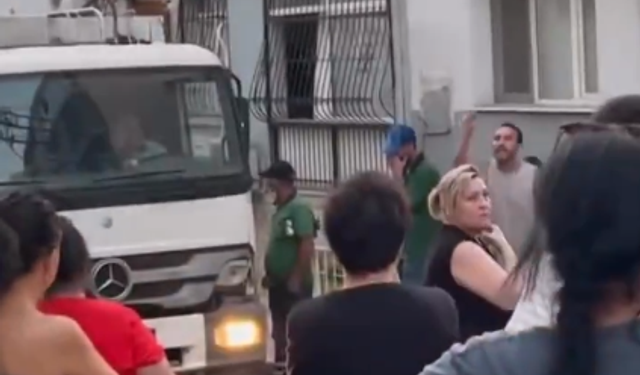 Sonunda halk çileden çıktı: Çöp arabasının yolu kestiler!