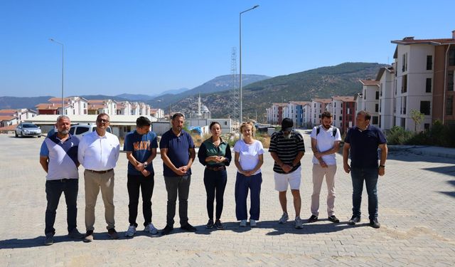 Sengel, TOKİ mağdurlarıyla buluştu: Ruhsat engelinin nedeni biz değiliz!