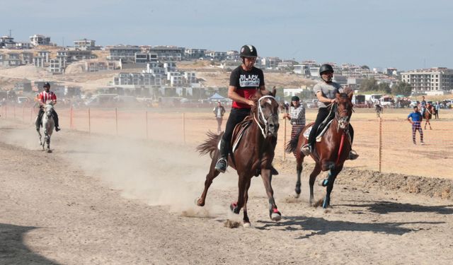 Menemen'de Rahvan At Yarışları heyecanı
