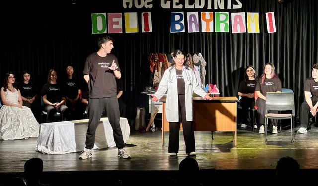 Genç İzmir’den tiyatroseverlere “Deli Bayramı” oyunu