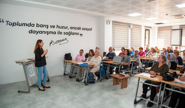 Karşıyaka’nın 3. Yaş Üniversitesi’nde ders zili çaldı!