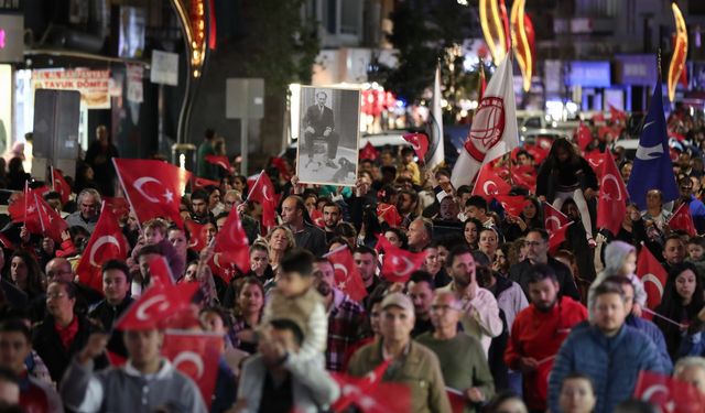 Binlerce Aliağalı Cumhuriyet kortejinde buluştu