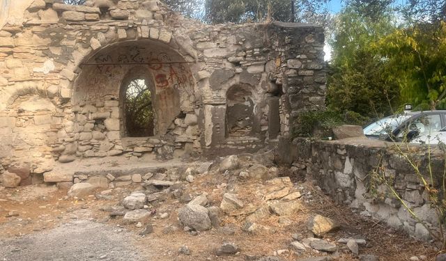 Tarihi ayıp… Yazılama yapıldı, otopark oldu!