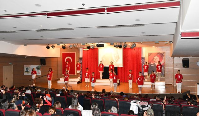 Çiğli Belediyesi Gençlik Tiyatrosu’ndan Cumhuriyet’e adanan gösteri