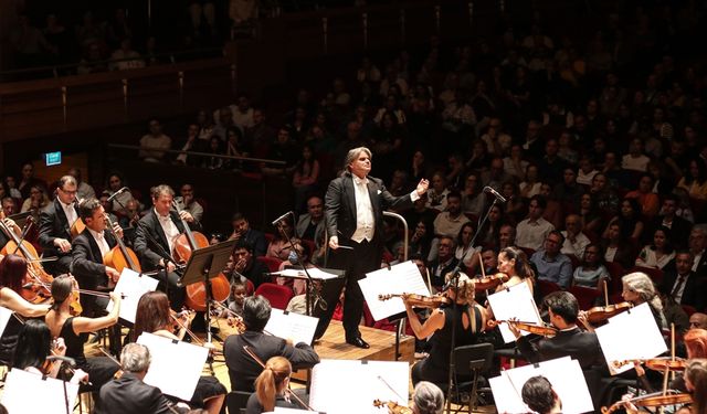 İzmir Devlet Senfoni Orkestrası sezonu açtı