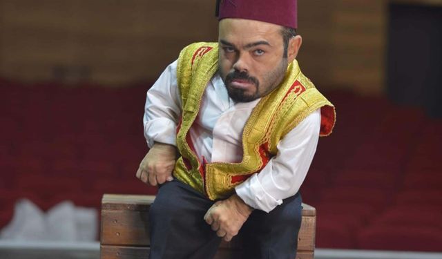 Engelleri değil, replikleri ezberliyor: Serhat’ın tiyatro azmi