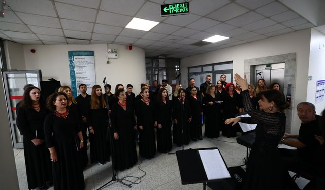 Başkan Yiğit'ten personeli duygulandıran Cumhuriyet sürprizi