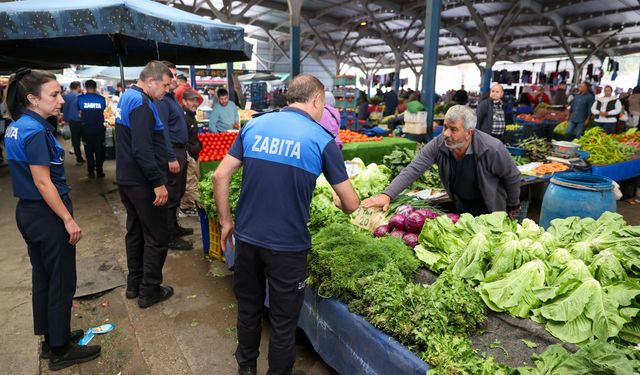 Buca’da zabıta ekipleri denetim için sahada