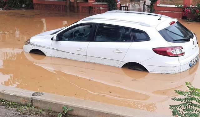 Valilik'ten afet açıklaması: Foça'da bir kişi kayıp!