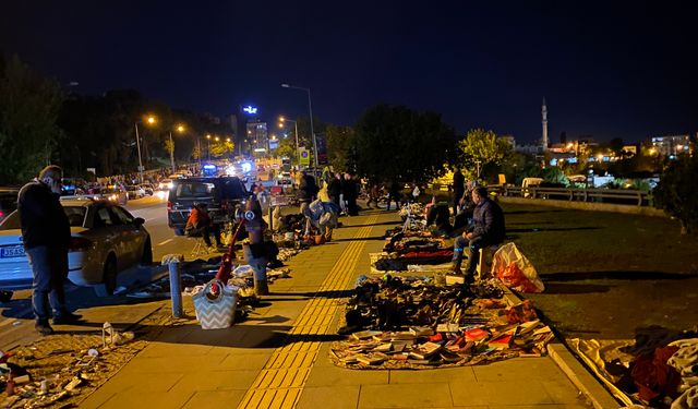 Konak’ın enternasyonal bitpazarı… Suriyeli satıcı, Afrikalı müşteri!