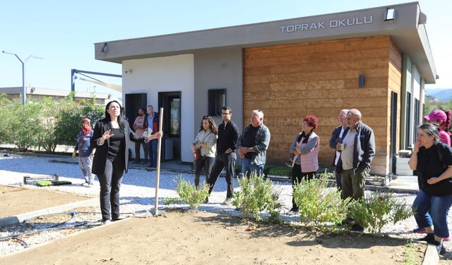 Selçuk’ta üreticilere “Ücretsiz Toprak Analizi Eğitimi” verildi
