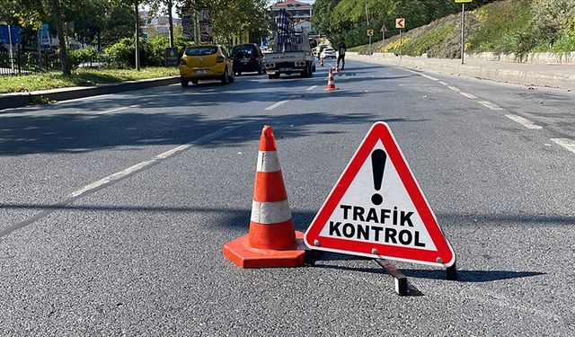 Alkollü sürücü dehşet saçtı: Trafik denetiminde polise çarptı!
