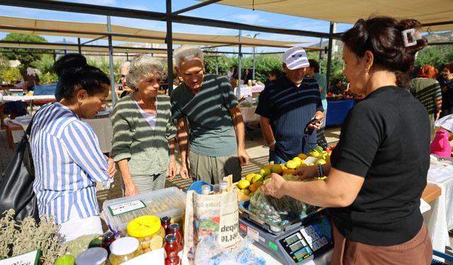 Efes Tarlası Yaşam Köyü Üretici Pazarında doğal ürünlere yoğun ilgi