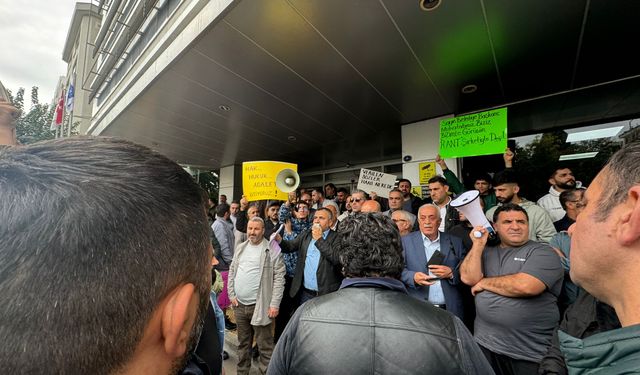 Karşıyaka Belediyesi önünde pazarcı isyanı!