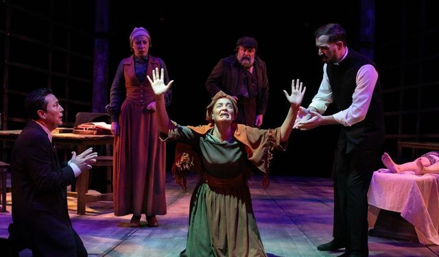 İzmir Şehir Tiyatroları’ndan Cadı Kazanı için görkemli prömiyer