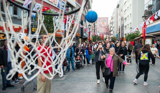 Karşıyaka Çarşısı’nda renkli anlar: Hergele Meydanı’na basketbol potası kuruldu